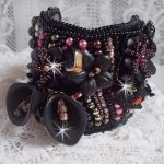 Bracelet manchette Midnight Daisy, rien que des perles nacrées et des fleurs.